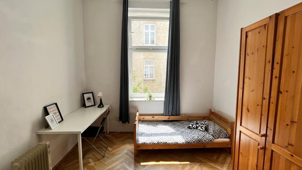 Nice Bedroom Near The Bus And Train Station 크라쿠프 외부 사진