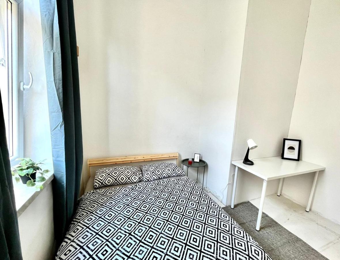 Nice Bedroom Near The Bus And Train Station 크라쿠프 외부 사진